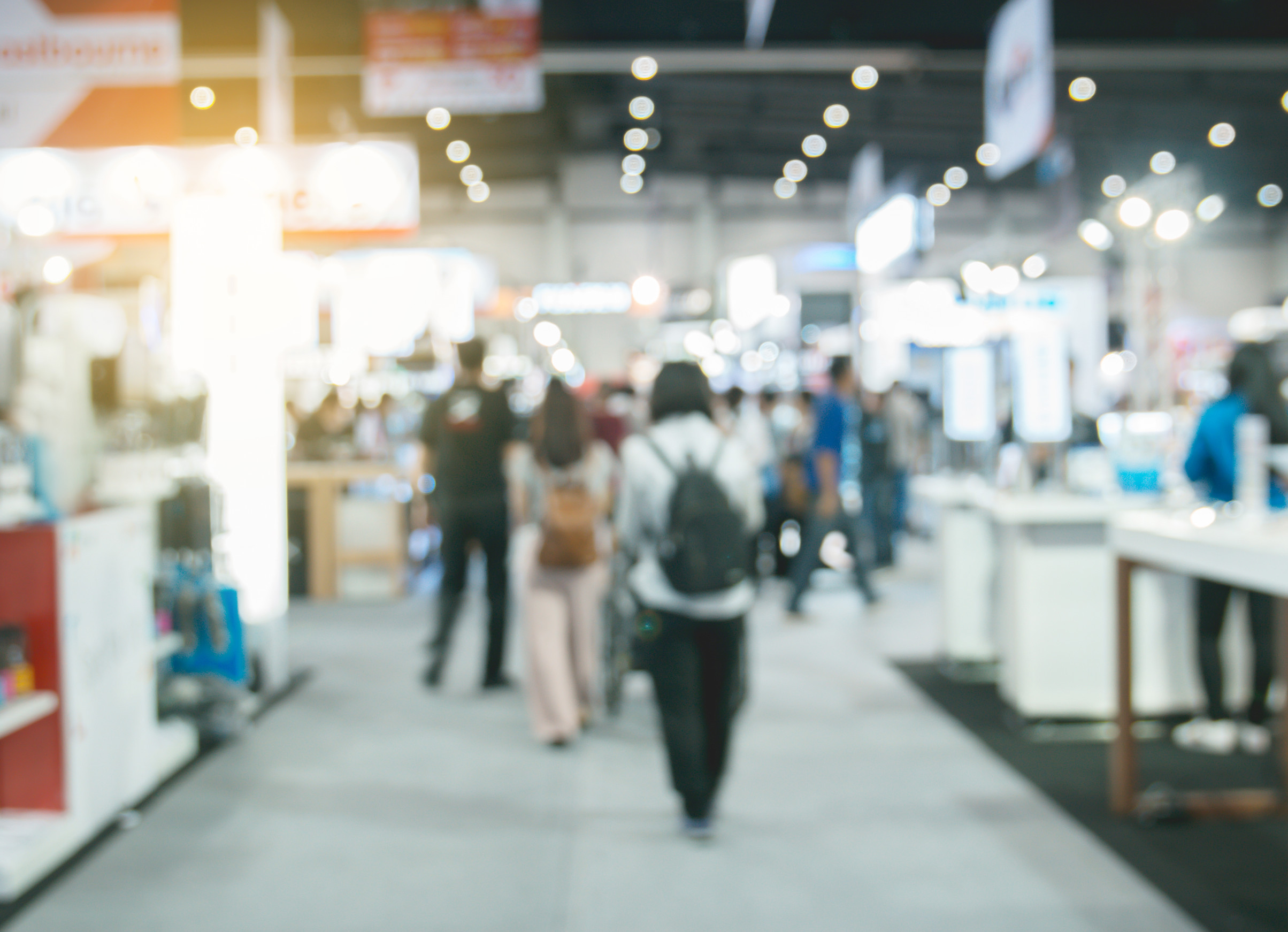 Defocused blur background of shopping mall.